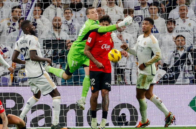 Lunin intenta despejar ante Samu Costa