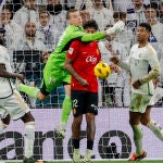 Lunin intenta despejar ante Samu Costa