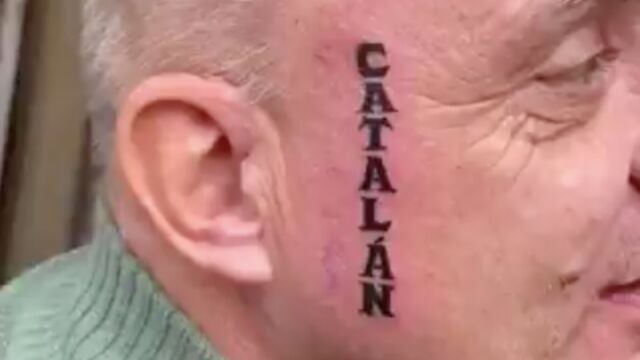 Un momento del vídeo en el que se ve el primer tatuaje de la palabra 'catalán' en la cara del hombre