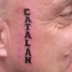 Un momento del vídeo en el que se ve el primer tatuaje de la palabra 'catalán' en la cara del hombre