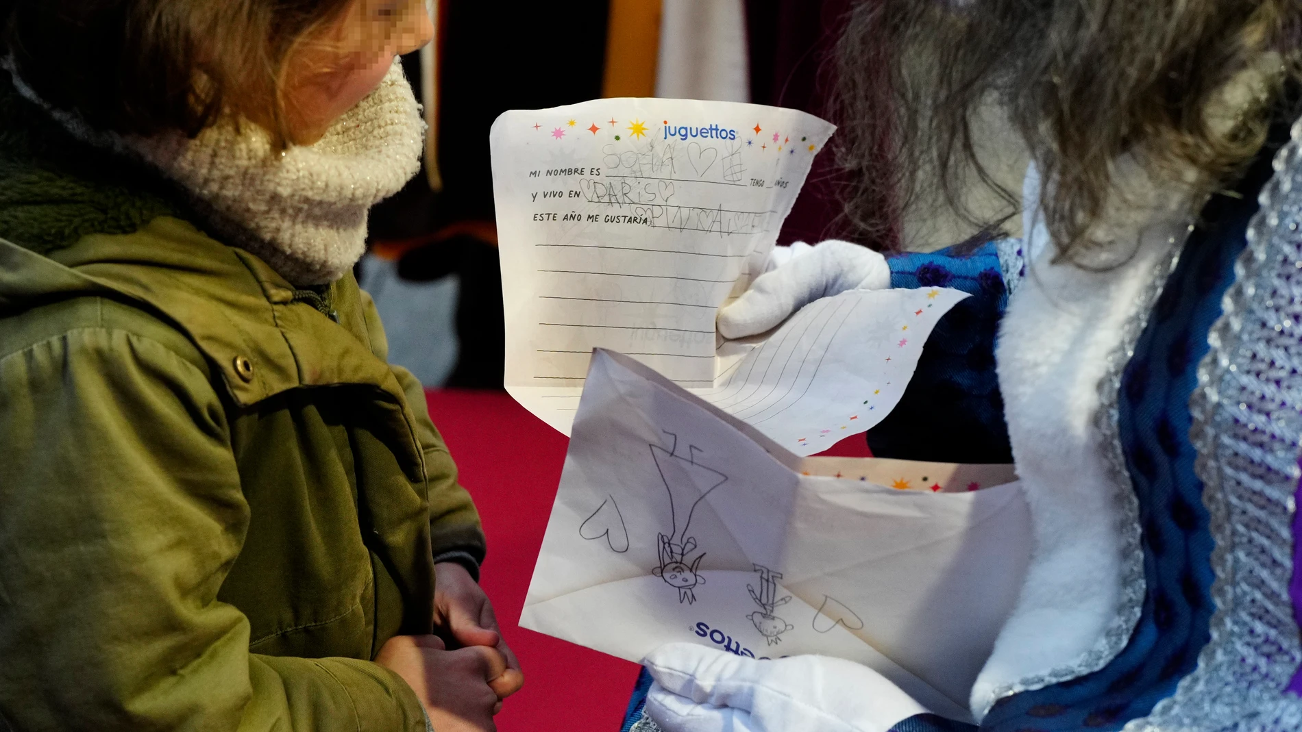 Los Reyes Magos reciben las cartas de los niños en la Catedral de la Almudena, este miércoles en Madrid. EFE/ Borja Sánchez Trillo
