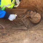 Un arqueólogo trabajando sobre una tumba