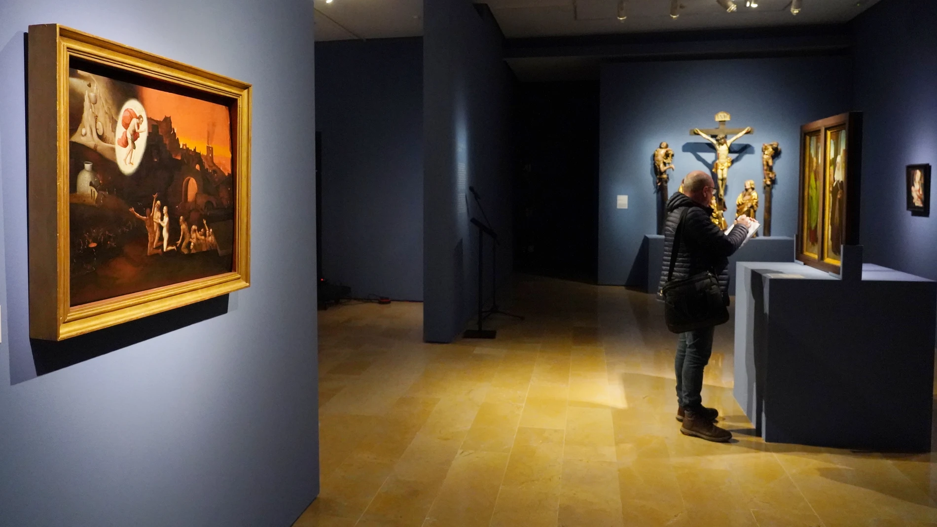 Un visitante en el Museo Nacional de Escultura