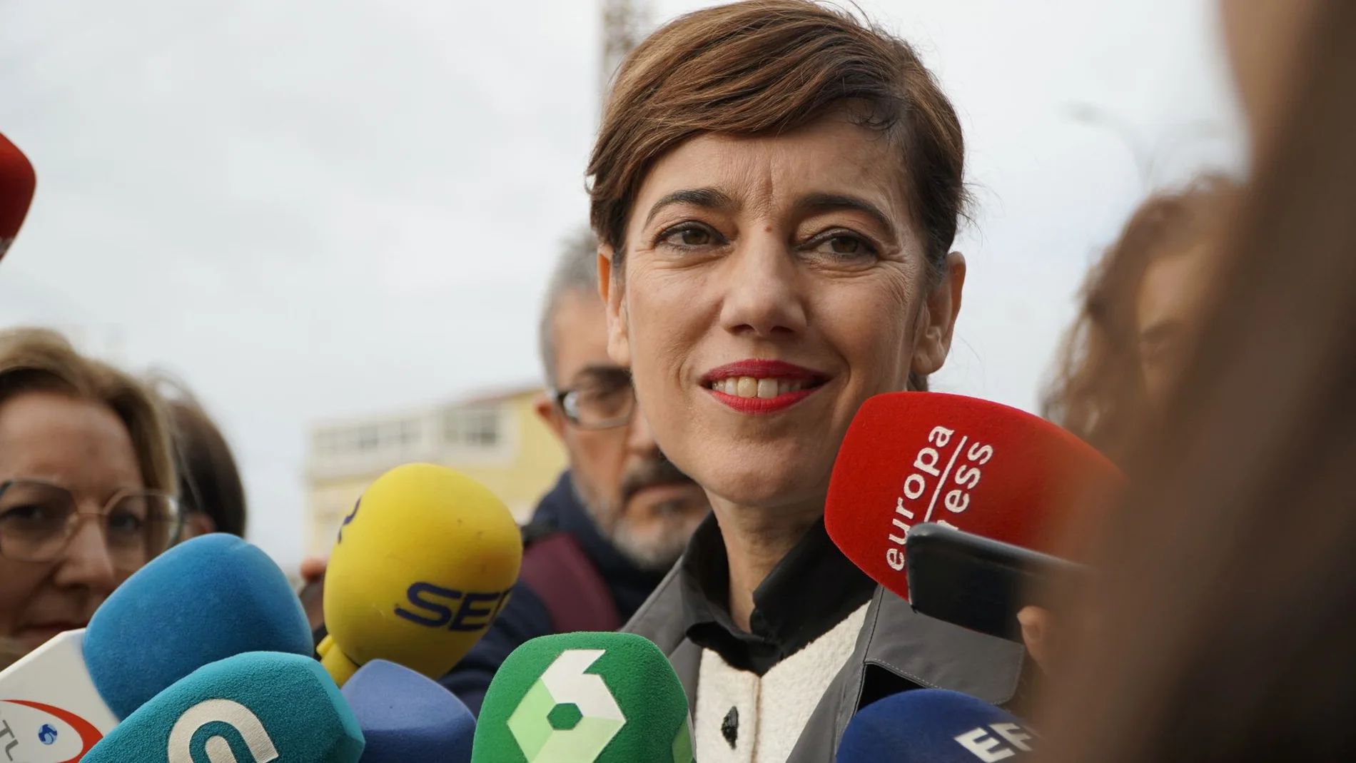 Marta Lois atendiendo a los medios.