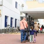 Una familia visita un centro de salud en Castilleja de la Cuesta (Sevilla)