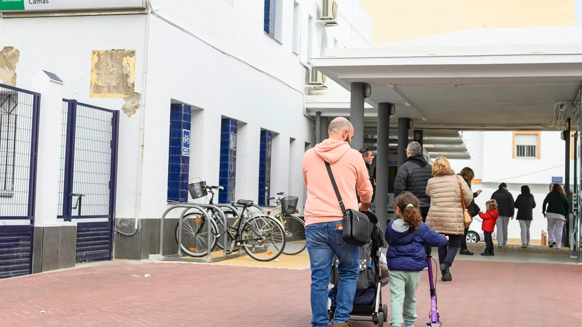 Una familia visita un centro de salud en Castilleja de la Cuesta (Sevilla)