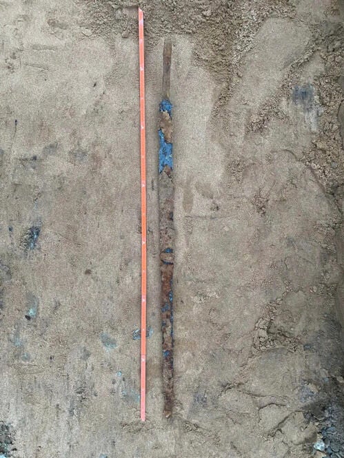 La larga espada medieval encontrada en la tumba de Lilla Torg