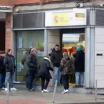Varias personas esperan para entrar en una oficina del SEPE de Móstoles, a 3 de enero de 2023, en Móstoles, Madrid (España). 