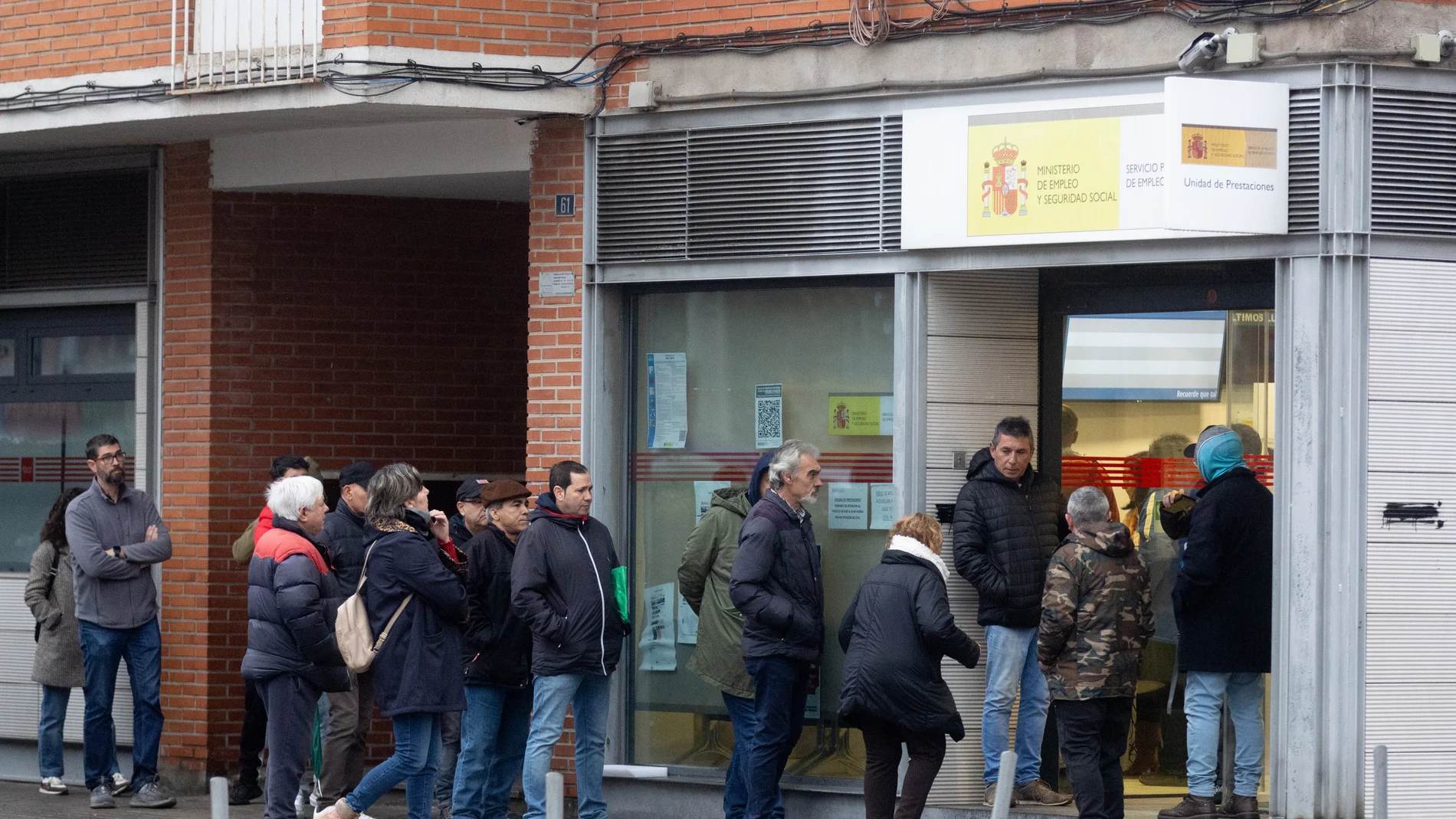 Varias personas esperan para entrar en una oficina del SEPE de Móstoles, a 3 de enero de 2023, en Móstoles, Madrid (España). 