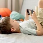 En niños de 2 a 5 años se debe limitar su exposición a los dispositivos electrónicos a una hora al día