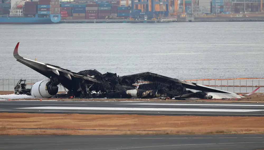 JAL passenger plane bursts into flames at Haneda Airport in Tokyo