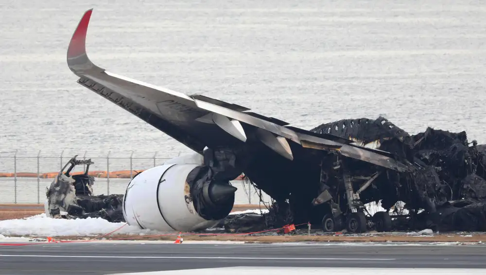 JAL passenger plane bursts into flames at Haneda Airport in Tokyo