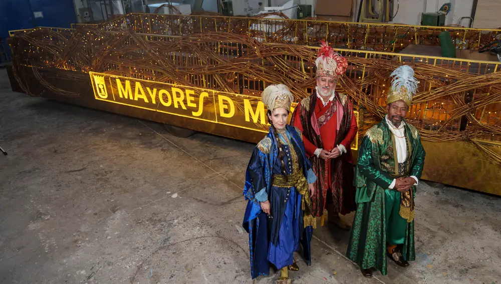 Rivera de la Cruz presenta la cabalgata de Reyes durante su visita a la carroza de mayores de Madrid. David Ja