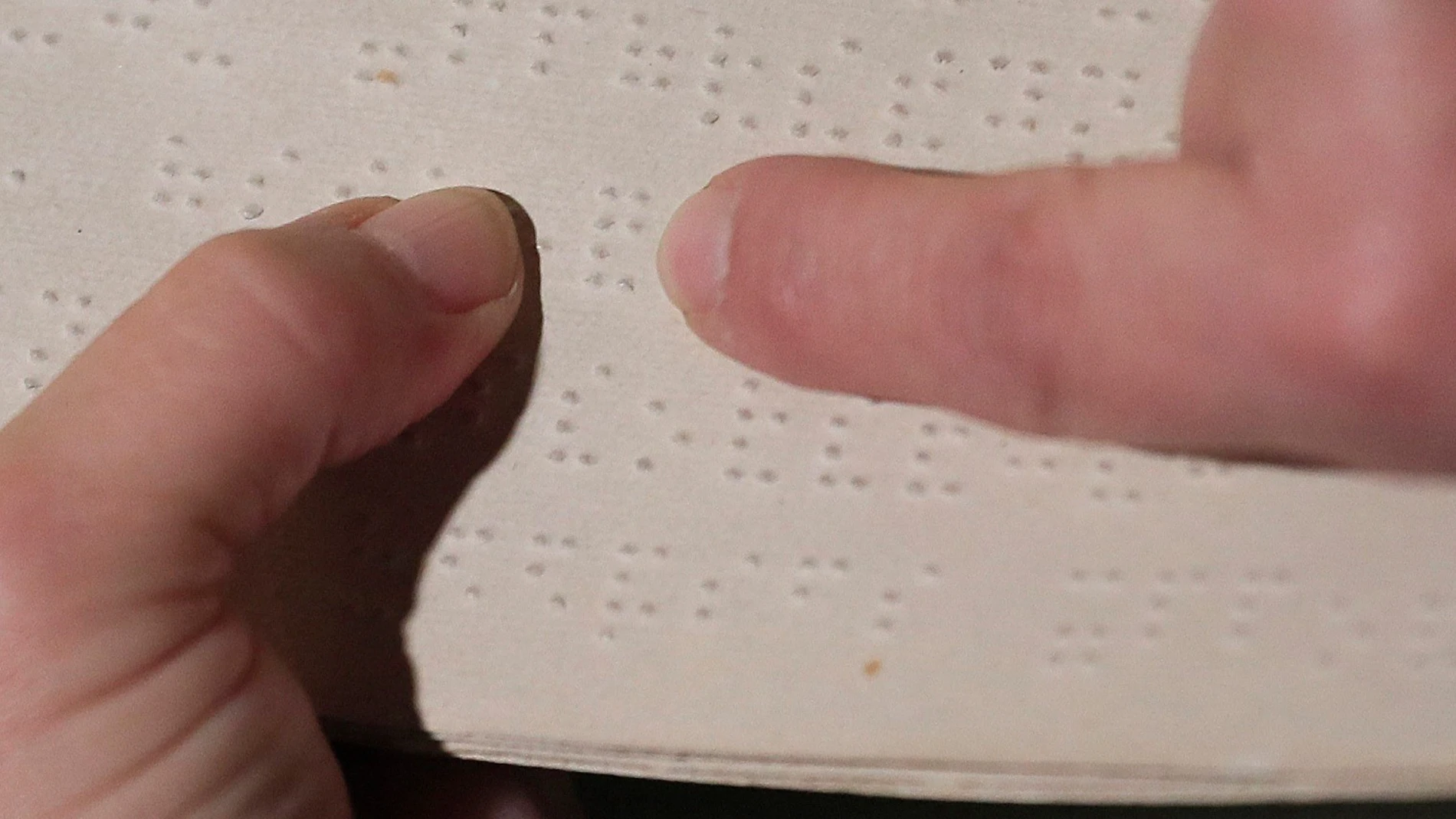 Lectura de una página en la exposición del Museo Tiflológico de la ONCE, en el sistema Braille.