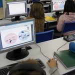 Niños con ordenadores en una clase de un colegio de Soria.