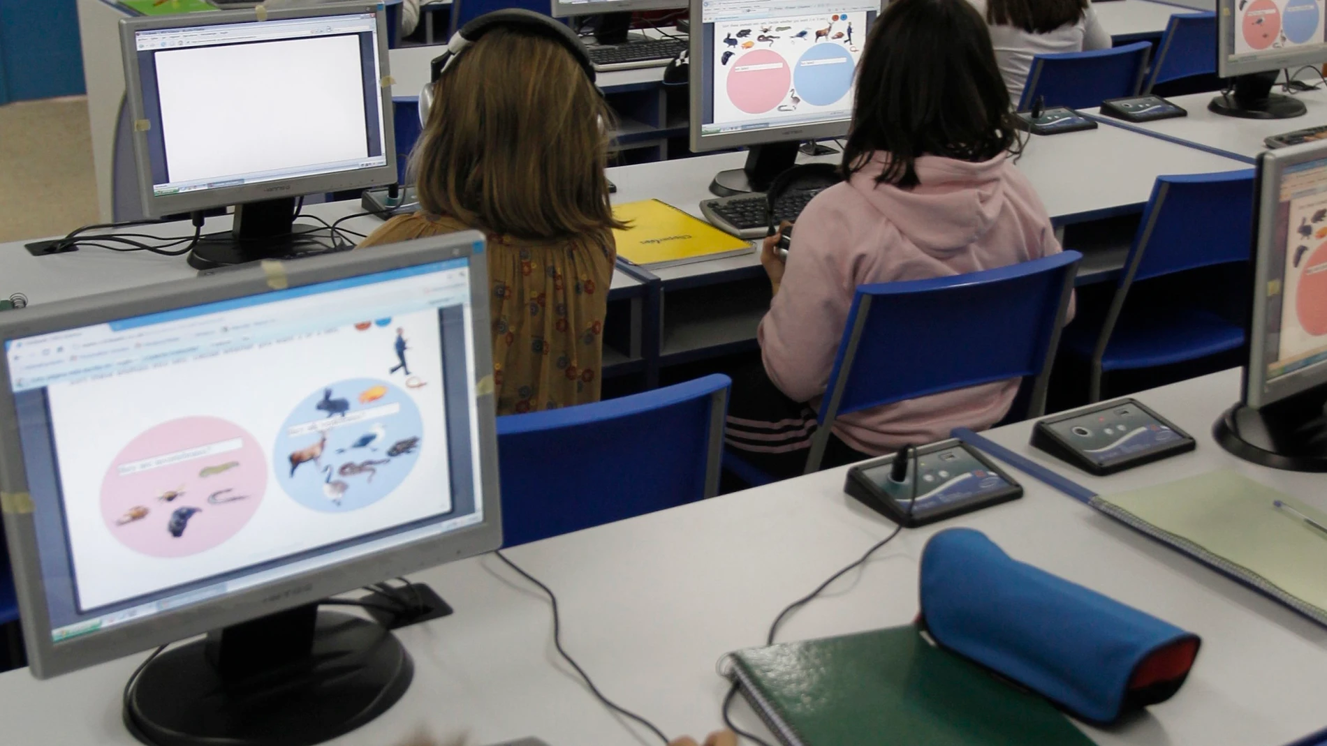 Niños con ordenadores en una clase de un colegio.