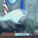 Un hombre ataca a una jueza en Estados Unidos, durante la lectura de su sentencia