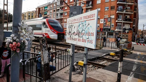 Mazón mantiene un encuentro con la plataforma de afectados por el paso a nivel de Alfafar (Valencia)