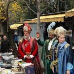 Los emisarios de los Reyes Magos visitan a los libreros de la Cuesta de Moyano en busca de los regalos de "última hora"