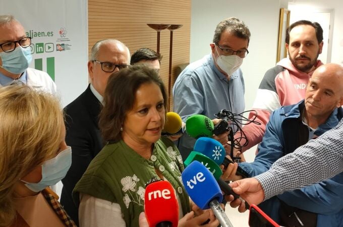 Catalina García atiende a los periodistas.