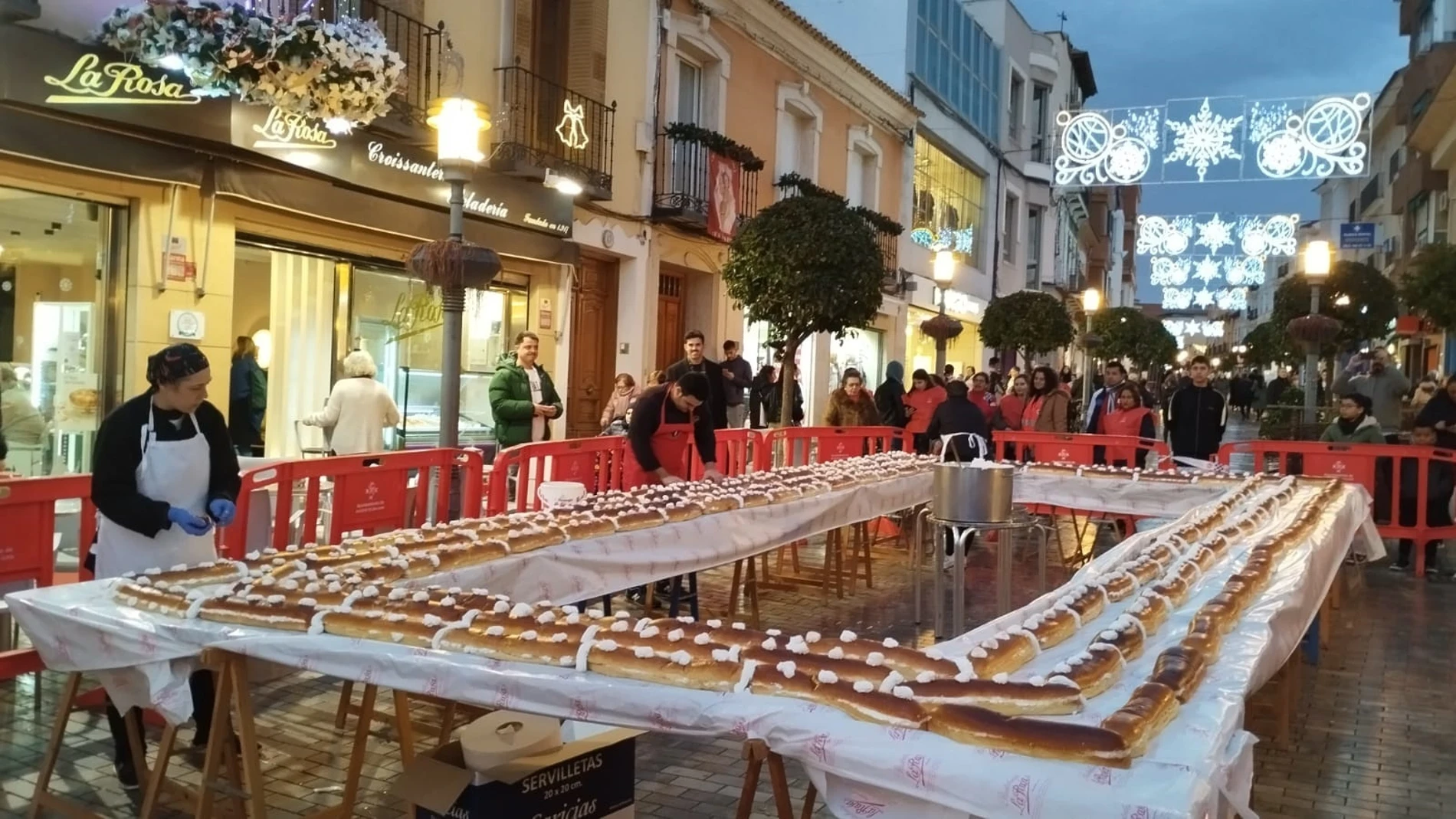 Un roscón de Reyes de 450 metros se produce en La Pastelería La Rosa de Alcázar