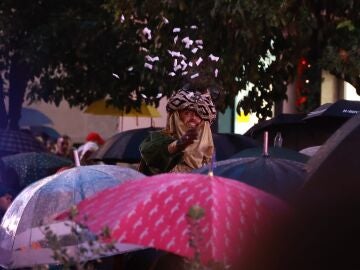Sevilla.-La lluvia no impide al Heraldo recorrer el centro y recoger las cartas de los niños y las llaves de la ciudad