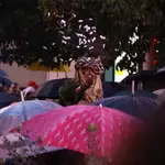 Sevilla.-La lluvia no impide al Heraldo recorrer el centro y recoger las cartas de los niños y las llaves de la ciudad