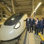 El ministro Óscar Puente, en Vigo, el día que prometió la llegada en marzo de estos trenes. 