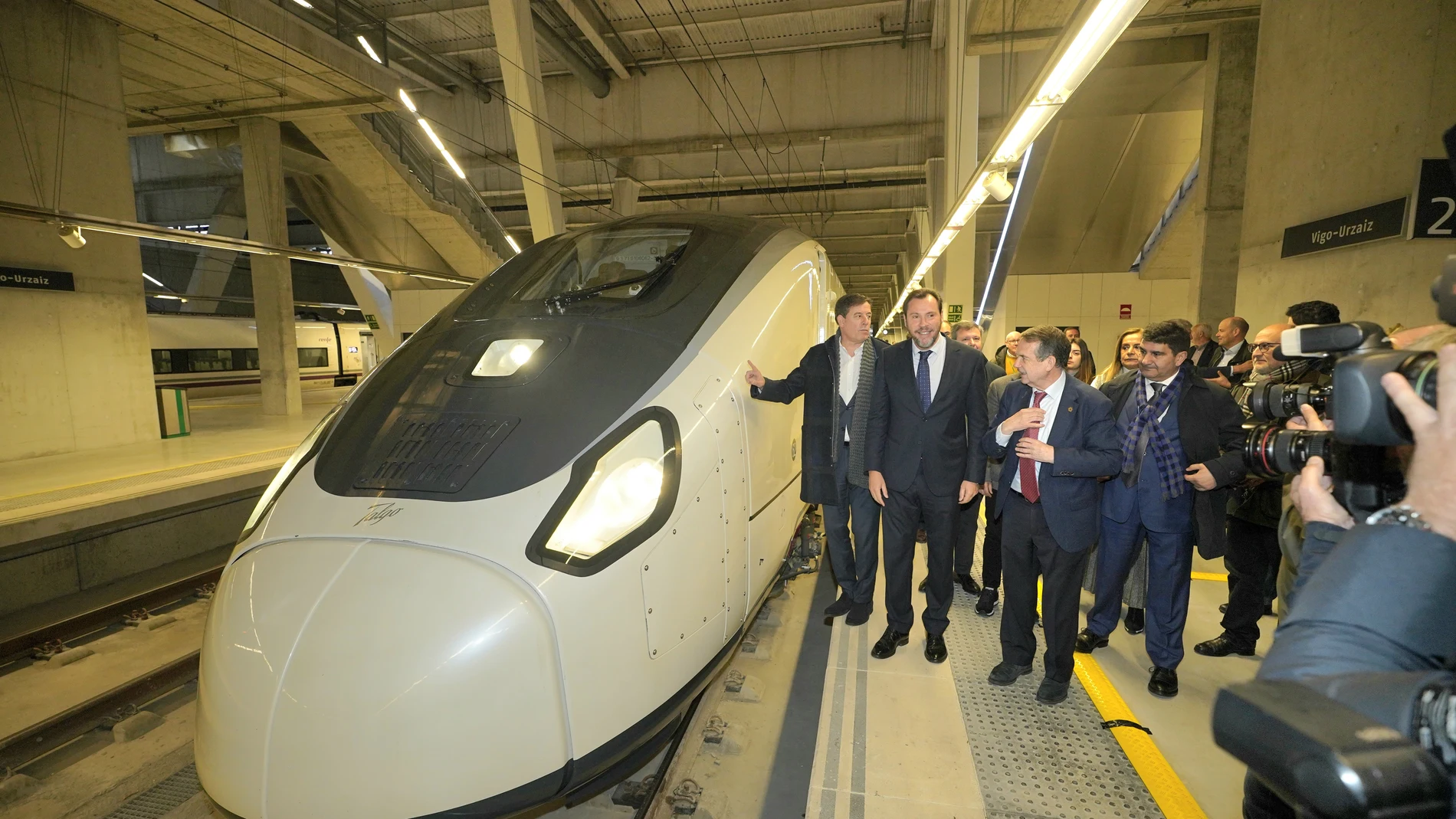 El ministro Óscar Puente, en Vigo, el día que prometió la llegada en marzo de estos trenes. 
