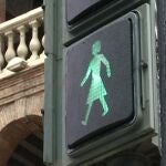 MADRID.-La DGT modificará con "criterios de igualdad" las señales de tráfico, como la de la mujer "que lleva al niño"