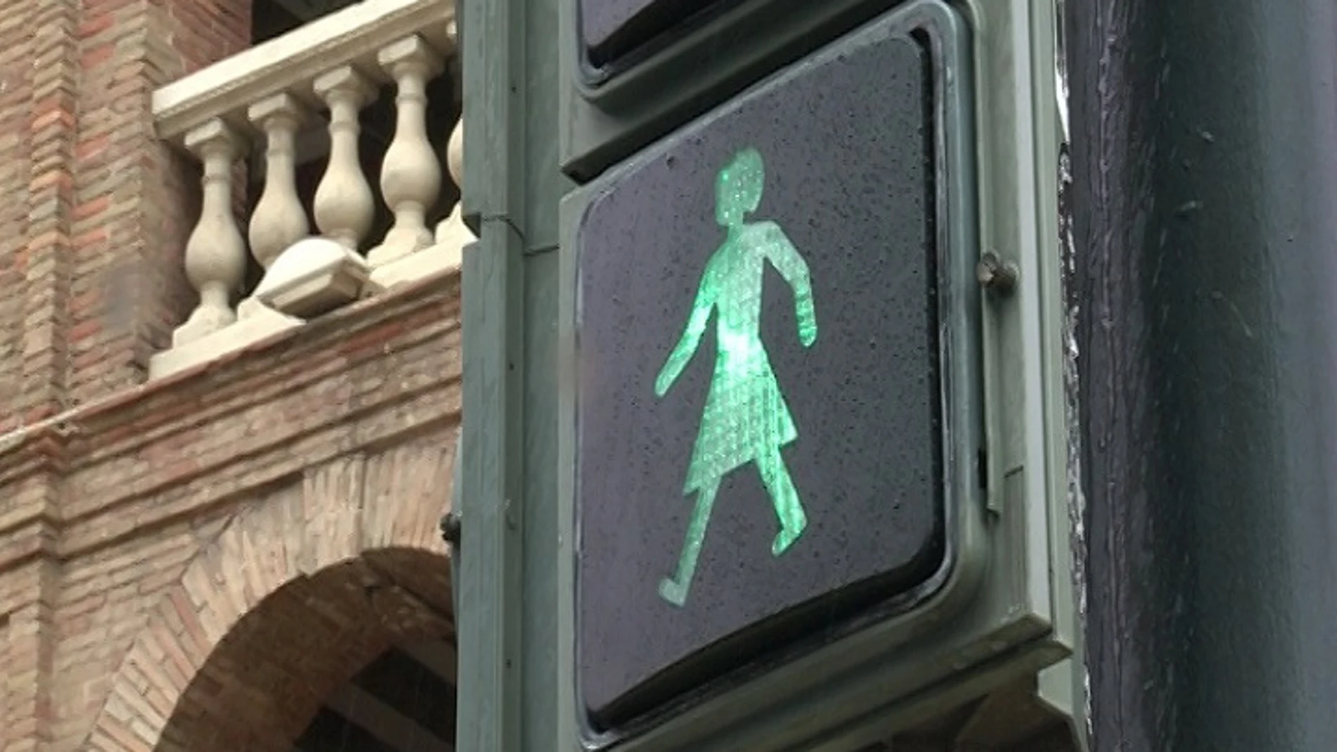 MADRID.-La DGT modificará con "criterios de igualdad" las señales de tráfico, como la de la mujer "que lleva al niño"
