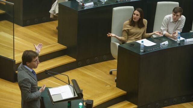 La portavoz municipal de Más Madrid, Rita Maestre, escucha la intervención del alcalde de Madrid, José Luis Martínez Almeida, durante la sesión extraordinaria celebrada este jueves en el Ayuntamiento de Madrid para reprobar al portavoz de Vox, Javier Ortega Smith.