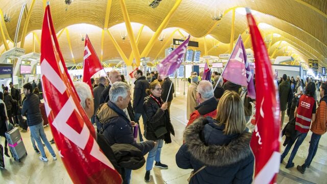  Vista de la concentración convocada por el sindicato USO en el Aeropuerto de Madrid-Barajas este viernes, en protesta por el proceso de subrogación de trabajadores de 'handling' (servicio de asistencia en tierra) tras la pérdida por Iberia del servicio en ocho de los principales aeropuertos del país en el concurso convocado por el gestor aeroportuario Aena.