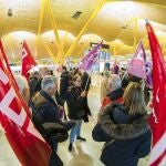  Vista de la concentración convocada por el sindicato USO en el Aeropuerto de Madrid-Barajas este viernes, en protesta por el proceso de subrogación de trabajadores de 'handling' (servicio de asistencia en tierra) tras la pérdida por Iberia del servicio en ocho de los principales aeropuertos del país en el concurso convocado por el gestor aeroportuario Aena.