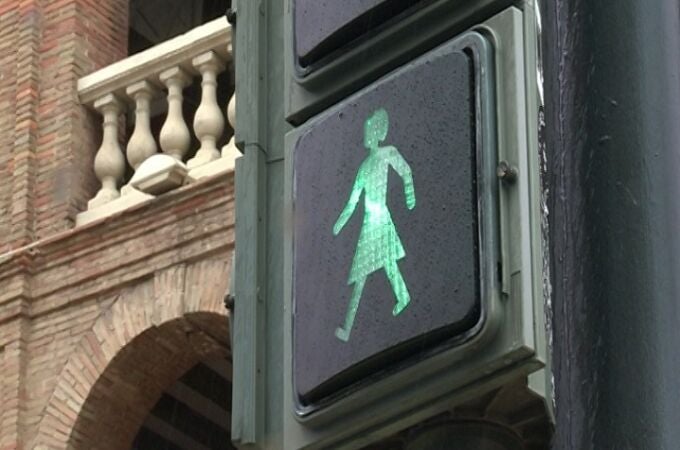 La DGT modificará con "criterios de igualdad" las señales de tráfico, como la de la mujer "que lleva al niño"