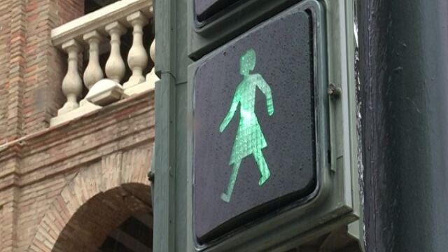 La DGT modificará con "criterios de igualdad" las señales de tráfico, como la de la mujer "que lleva al niño"