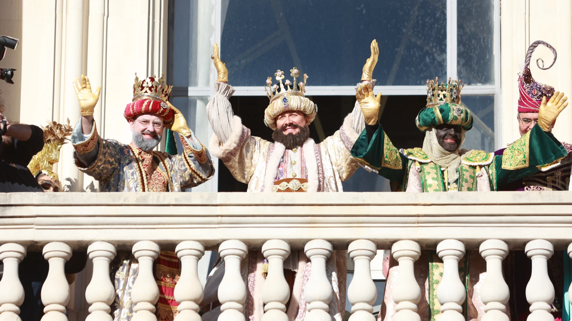 Los Reyes de Oriente saludan desde el balcón antes del comienzo de la cabalgata, donde inundarán de caramelos e ilusión las calles de Sevilla, a 5 de enero de 2024, en Sevilla, (Andalucía, España). Miles de sevillanos han arropado a los Reyes Magos desde su salida a las 16,30 horas de este viernes desde la Fábrica de Tabacos, sede de la Universidad de Sevilla (US), tras ser coronados Melchor, Gaspar y Baltasar por el rector de la US, Miguel Ángel Castro; el arzobispo de Sevilla, José Ángel Sa...