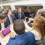 El ministro Óscar Puente, junto al alcalde de Vigo, Abel Caballero, y el candidato a la Xunta, josé Ramón Gómez Besteiro, entre otros, en un tren Avril que hizo el viaje Madrid-Vigo en pruebas el 5 de enero de 2024.