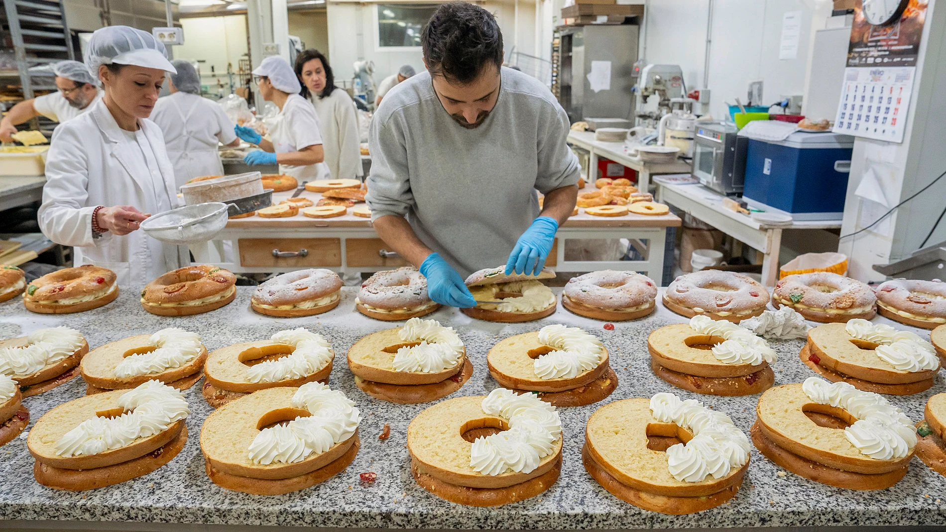 ARANDA DE DUERO, 05/01/2024.- Pastelería en la que se venden los roscones de reyes premiados con entradas para el Real Madrid en Aranda de Duero, este viernes. EFE/ Paco Santamaría