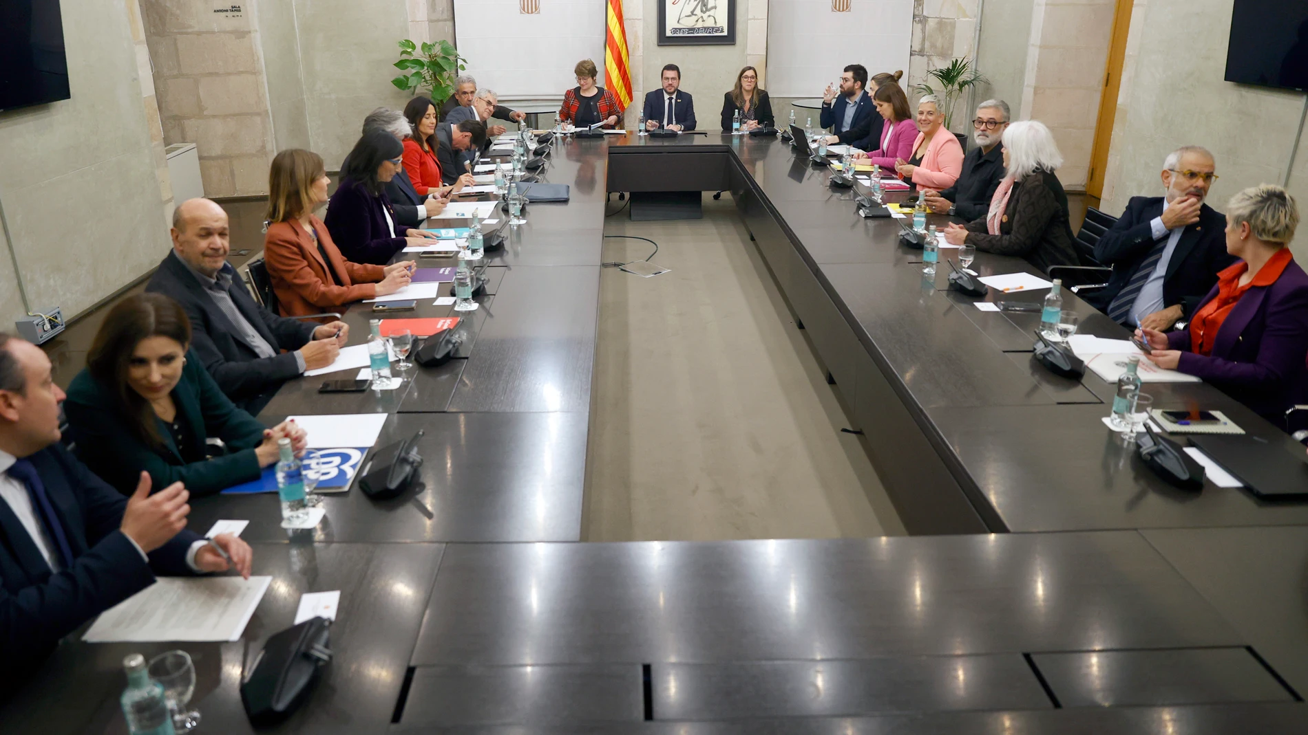 La cumbre sobre Educación con los grupos parlamentarios presidida per Simó y Argonès
