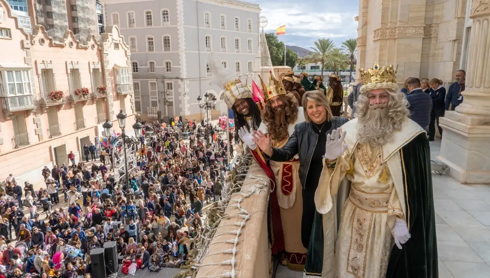 Los Reyes Magos desembarcan en Cartagena para la gran cabalgata