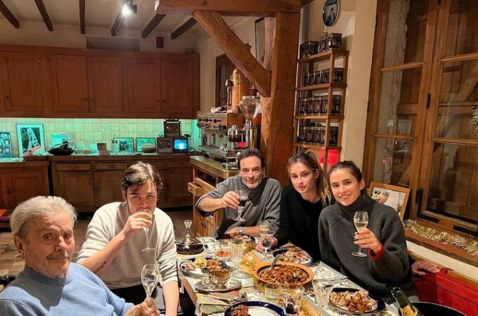El actor Alain Delon junto a miembros de su familia, en una foto publicada en Nochebuena en Instagram su hijo Alain-Fabien.