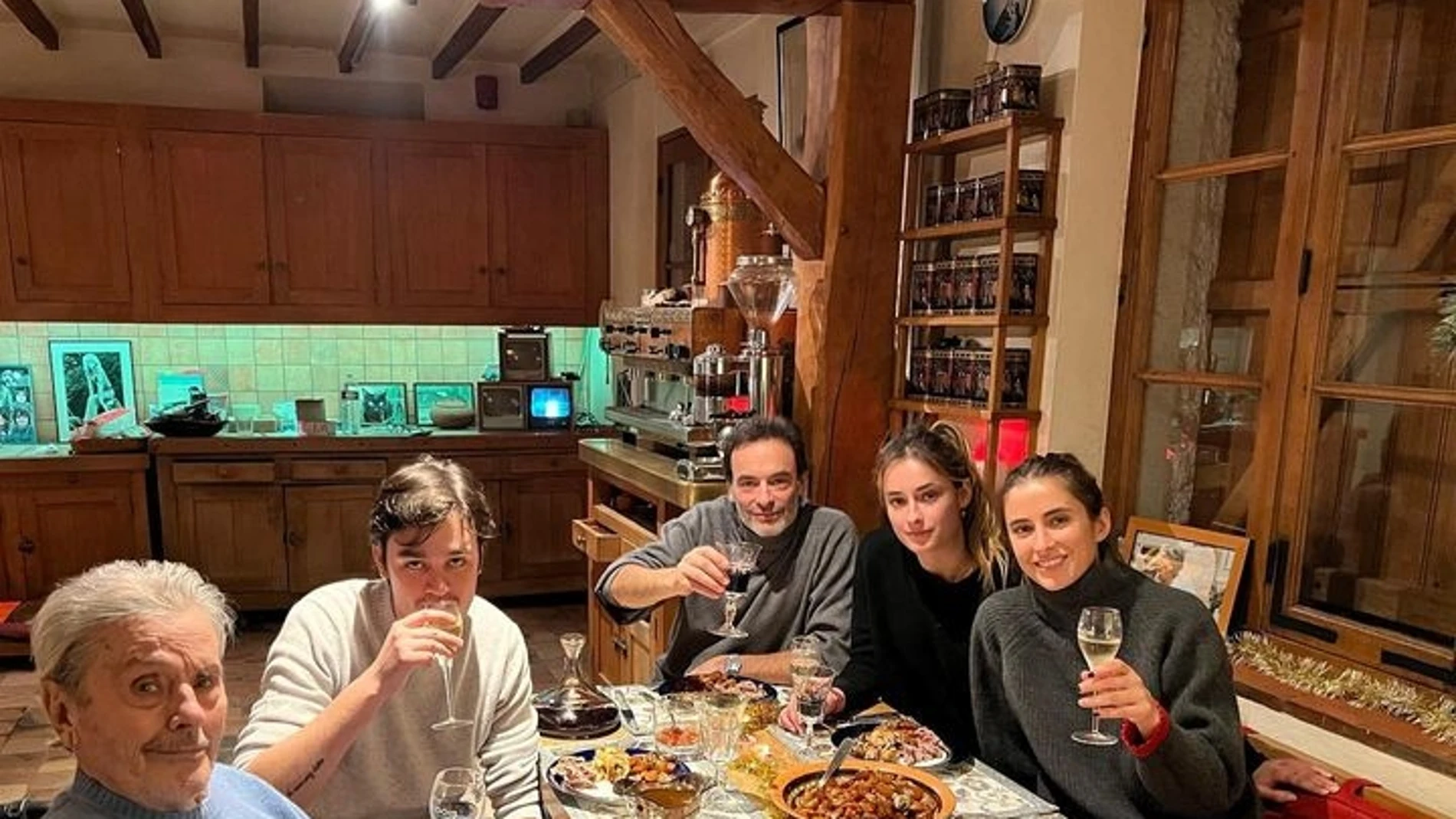 El actor Alain Delon junto a miembros de su familia, en una foto publicada en Nochebuena en Instagram su hijo Alain-Fabien.