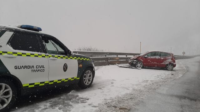 Tráfico embolsa camiones en la AP-1 hacia Madrid, en Boceguillas (Segovia), a causa de la nieve en Somosierra