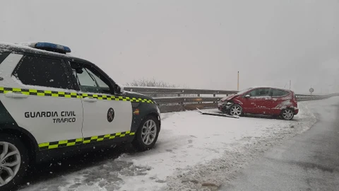 Tráfico embolsa camiones en la AP-1 hacia Madrid, en Boceguillas (Segovia), a causa de la nieve en Somosierra