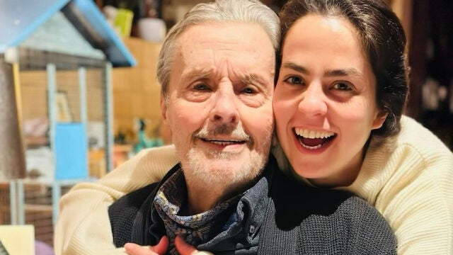 El actor Alain Delon con su hija Anouchka en una foto subida a Instagram por esta última.