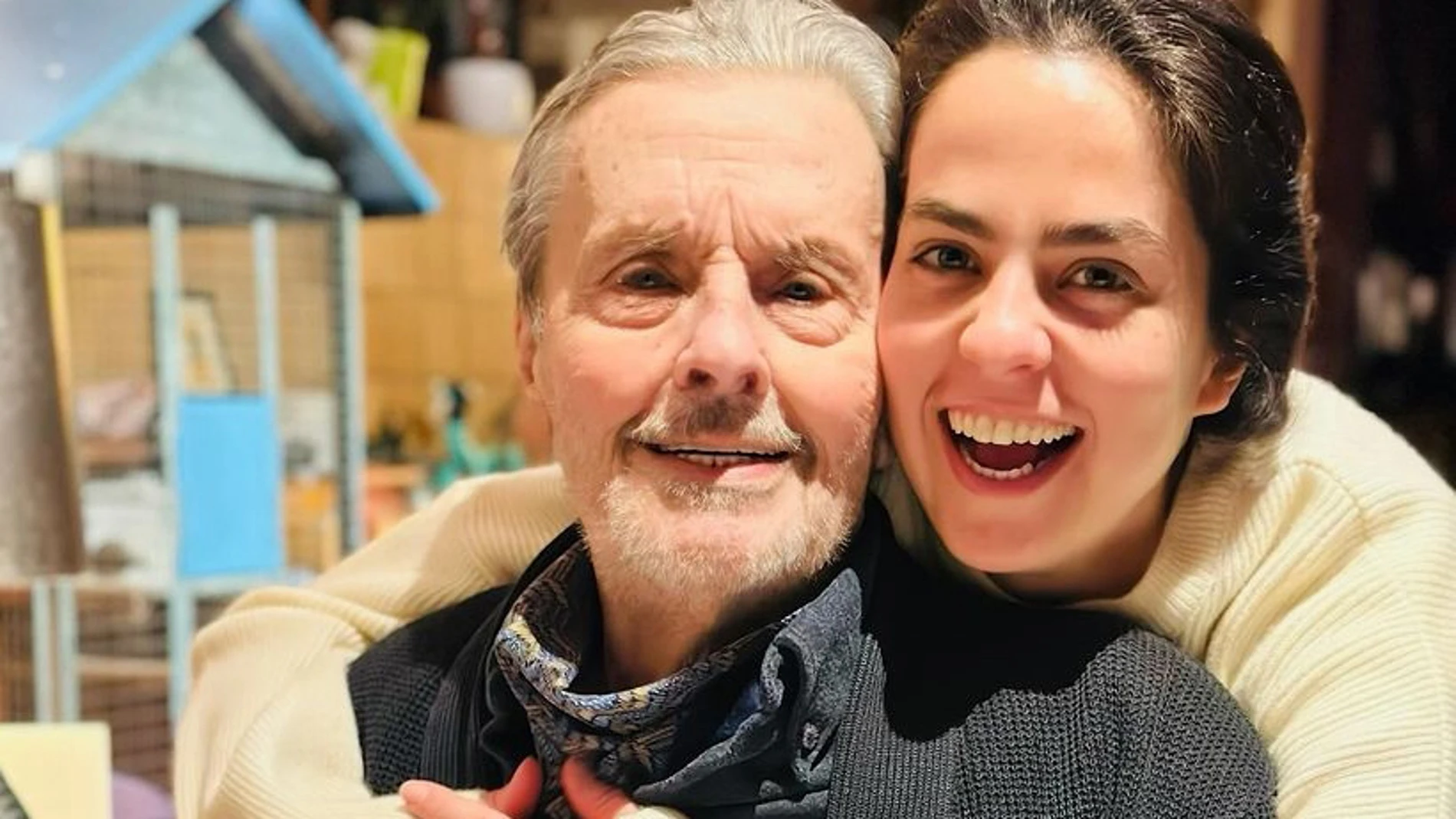 El actor Alain Delon con su hija Anouchka en una foto subida a Instagram por esta última.