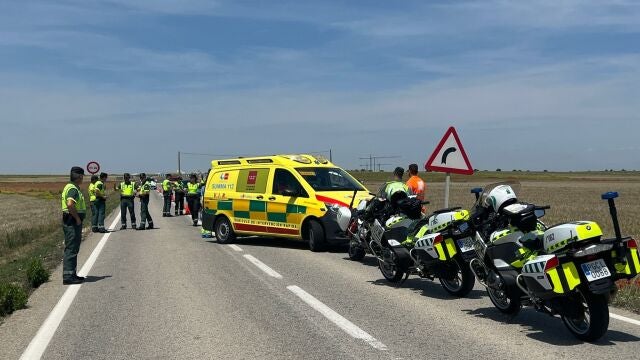 Dos jóvenes motoristas heridos graves al colisionar con un coche en la M-318 en Colmenar de Oreja