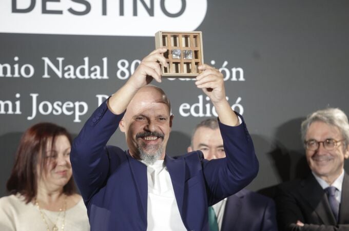 César Pérez Gellida gana el Premio Nadal 2024 con el thriller rural 'Bajo tierra seca'