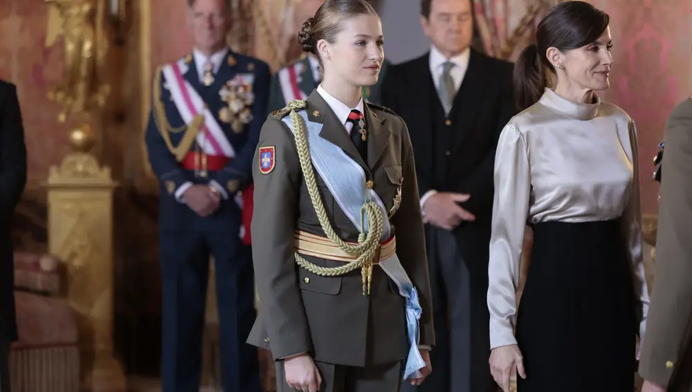 Reina Letizia con top satinado y falda maxi.